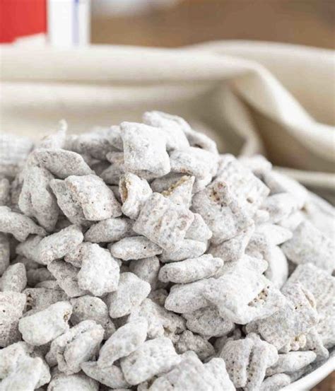 This recipe is 6 ingredients and kid friendly for nye! Chocolate Peanut Butter Muddy Buddies | Desserts, Puppy ...
