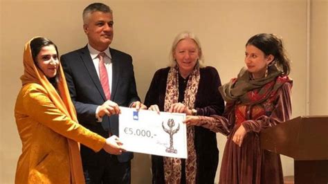 افغان خبریالې د بشري حقونو غاټول جایزه ګټلې ده Bbc News پښتو