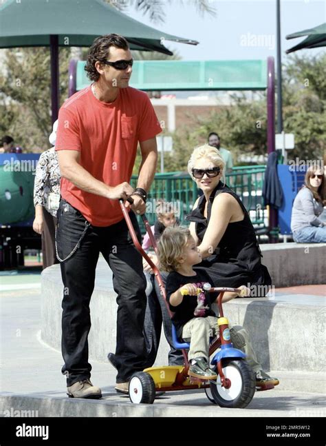 Gwen Stefani Y Gavin Rossdale Pasan Un Día En Un Parque Infantil Local Con Su Hijo Kingston