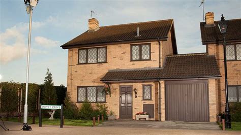 4 privet drive was the street address of the home owned by vernon and petunia dursley. Harry Potter fans, you can now go INSIDE No. 4 Privet ...