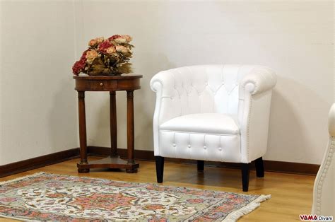 Vendo sedia da camera in legno noce nazionale con seduta imbottita. Poltroncina per Camera da Letto Classica in Pelle Bianca
