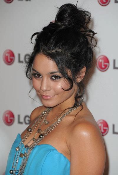 Vanessa Hudgens Kissed A Girl To Get Zac Efrons Attention Glamour