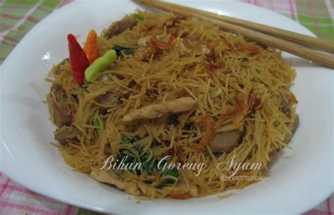 In certain countries, such as singapore, the term goreng is occasionally substituted with its english equivalent for the name of the dish. belajar masak: Bihun Goreng Ayam