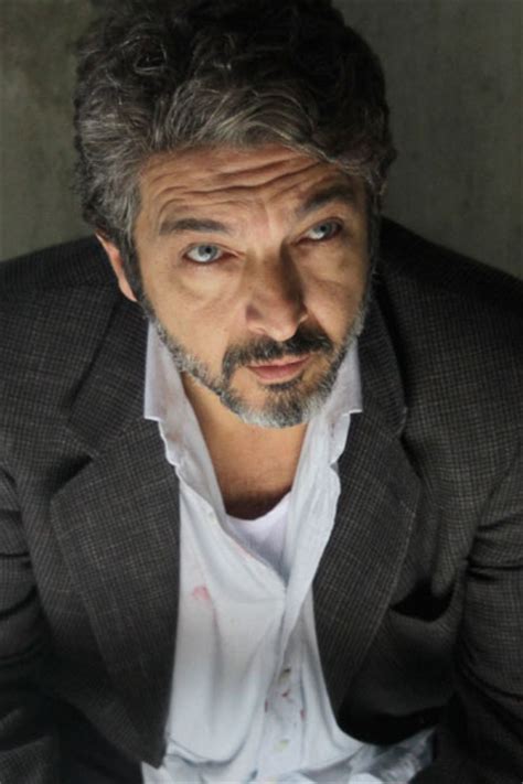 Ricardo alberto darín, oscar ödüllü yönetmen juan jose campanella'nın en gözde oyuncusudur ve yönetmenin kariyerindeki yedi uzun metrajlı filmin dördünde başrol oynamıştır. Ricardo Darín foto Tesis sobre un homicidio / 30 de 41
