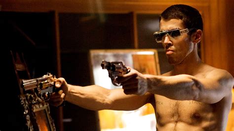 Il business immobiliare è considerato il più redditizio, anche più della droga. RocknRolla Streaming VF sur ZT ZA