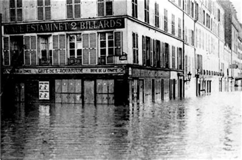 Inondations, 24 janvier 1910, quai de passy paris, 16e arrondissement, personne sur un balcon surplombant l'eau de la crue : Paris sous les eaux : la grande crue de 1910 - Le café de ...