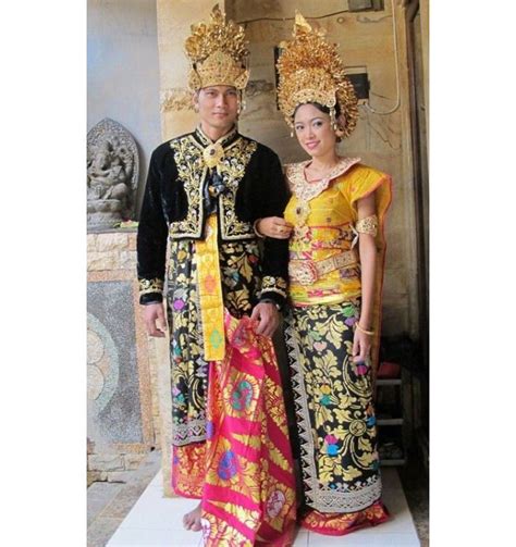 Schlichtes, figurbetontes brautkleid im stil von meghan markles hochzeitskleid. Robes de mariée traditionnelles dans le monde ...