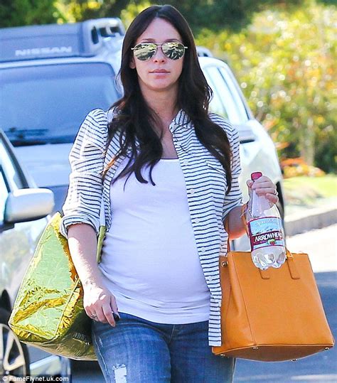 Pregnant Jennifer Love Hewitt Goes For Comfort In Baggy Jeans And A