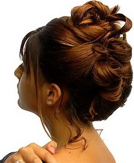100 coiffures de star à copier pour les fêtes ! Coiffure de fete cheveux mi long