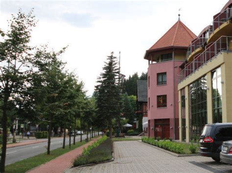 Ziehen sie im lagunenpool ihre bahnen und entspannen sie anschließend auf einer der gemütlichen liegen. "Hotel Habichtstein am Bahnhof Alexisbad" Vitalhotel ...