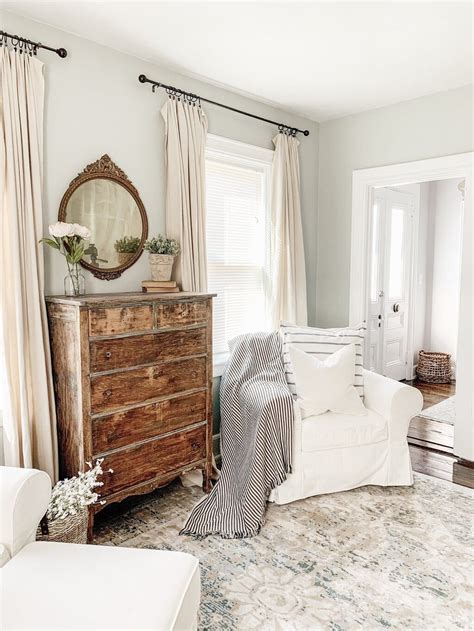 The key to achieving a classic farmhouse look is all about creating an atmosphere of comfort. The Best Farmhouse Paint Colors | Farm house living room ...