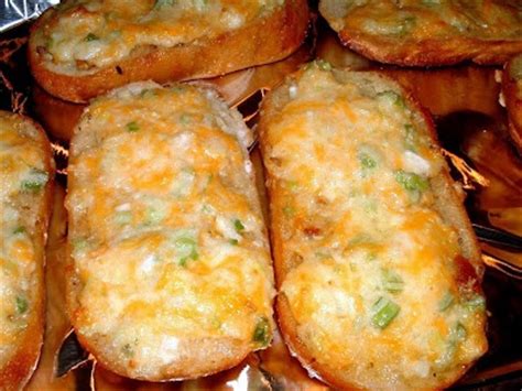 Brush the garlic butter over the bread, lay slices of the mozzarella on top and sprinkle with the chopped parsley. Pioneer Woman's Garlic Cheese Bread | Recipe | Garlic ...
