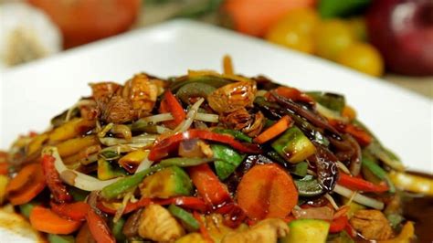 Un Clásico Asiático Chop Suey De Pollo Verduras Comida