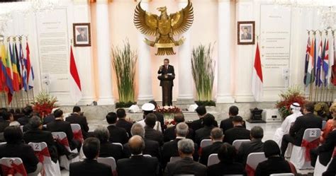 Pihak yang berkepentingan dalam setiap perusahaan (stakeholders): Politik Luar Negeri Indonesia dalam Menjalin Hubungan ...