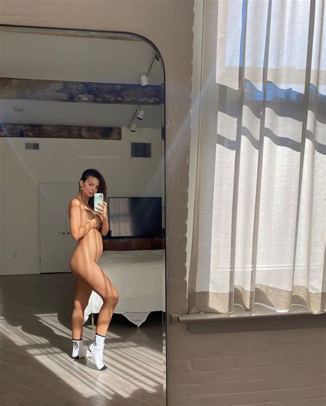 Emily Ratajkowski Poses Naked 2 Photos Thefappening