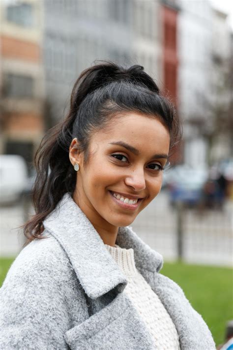 She had two front strips of her dark hair dyed platinum blonde. Kort nieuws - De Standaard