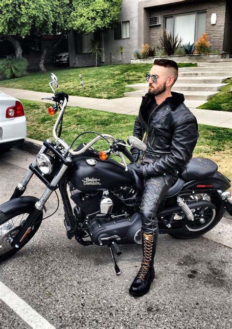Leather Biker Having A Marlboro Hommes En Moto Cuir Homme Cuir