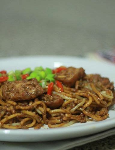 Mee goreng (also spell as mi goreng) is completely different from the chinese noodles like chow mien, and the malaysian char kuey teow, due to different ingredients and spices. Resepi Mee Goreng Mamak | Mee goreng mamak, Malaysian food ...
