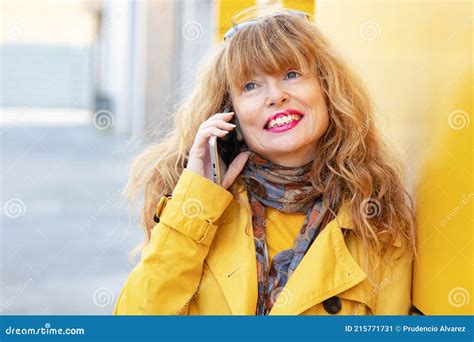 Mujer Rubia Madura O Adulta Mayor En La Calle Hablando Por Smartphone