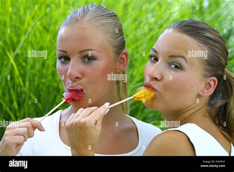 Zwei Junge Frauen Maedchen Lutschen An Lollys Lutscher Portrait Stock Photo Royalty Free Image