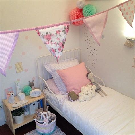 Did you scroll all this way to get facts about bedroom decor flags? Buenos días! Sweet little girl's bedroom with pastels ...