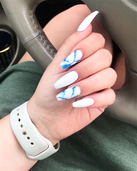 The accent marble nails vary slightly in color, one using a classic stone grey and the other using a more trendy burgundy. The Best Coffin Nails Ideas That Suit Everyone | Uñas de ...