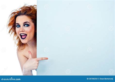 Смешная смотря предназначенная для подростков девушка за стеной Стоковое Фото изображение