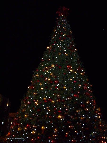 Manufacturer of glass christmas tree decorations and glass decorations. Christmas Tree at Westgate Center, Phoenix AZ | Christmas ...