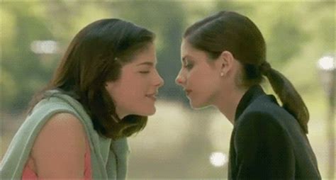Cruel Intentions Introduced Us To The Woman On Woman Kiss 33 Pop