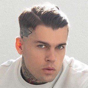 Stephen gordon hendry mbe is a scottish professional snooker player and a commentator for the bbc and itv. Stephen James Hendry - Bio, Family, Trivia | Famous Birthdays