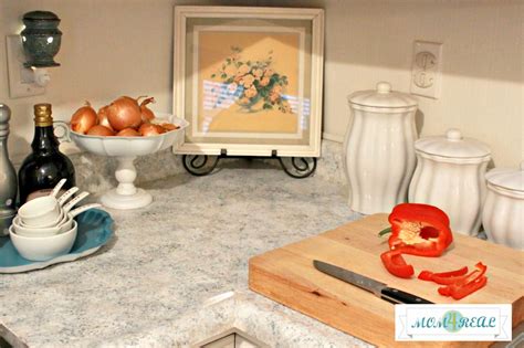Get the farmhouse look on a small budget! Hometalk | Faux Granite Painted Countertops