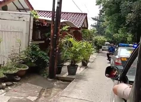 Jun 06, 2021 · peringati bhakti tni al, perahu nelayan dicat, dongkrak potensi wisata kampung bahari nusantara pos al muntok menggelar bhakti tni al tahun anggaran 2021, dengan melakukan sejumlah perbaikan terhadap beberapa perahu nelayan. Cegah Corona, Petugas di Depok Keliling Kampung Minta ...