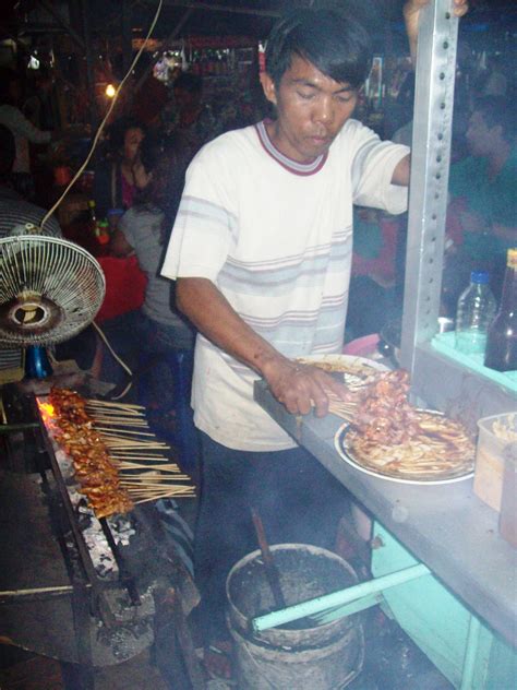 Aih, seronok plak tengok abang ni goreng mee. Saté maken op een avondmarkt (pasar malam) in Sanur/Bali