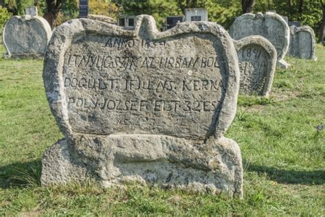 After the founding of the state, it was the property of the hungarian kings, but in a record from 1164, it is referred to as the possession of the atyuz clan. Sehenswuerdigkeiten: Balaton: Balatonudvari