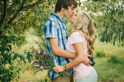 pares adolescentes que se besan y que abrazan foto de archivo imagen de retrato feliz 49850518