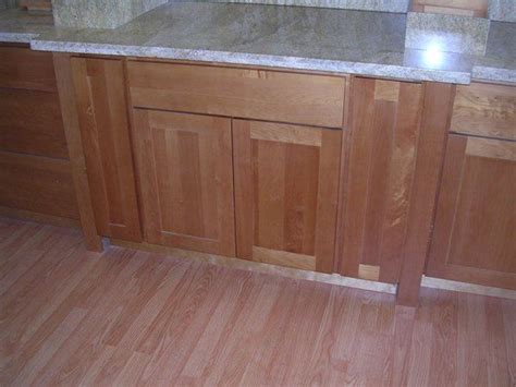 Honey shaker kitchen cabinets give that panelled wood effect to your kitchen and go great with a darker worktop. 1N Honey American Maple Shaker Kitchen Cabinets Photo ...
