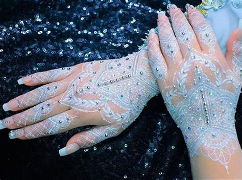Entdecke rezepte, einrichtungsideen, stilinterpretationen und andere ideen zum ausprobieren. Model Henna Putih dan Merah Untuk Pengantin dengan Desain ...