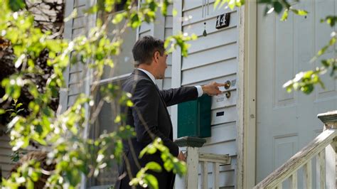 After 2 Year Pandemic Pause Jehovahs Witnesses Resume Door To Door Ministry Chicago News Wttw