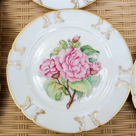 12 assiettes à dessert en porcelaine à décor floral unique Limoges