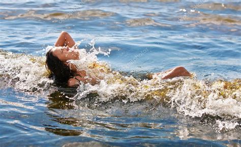 Mujer Bañándose En La Onda Del Mar — Foto De Stock © Palinchak 9029825