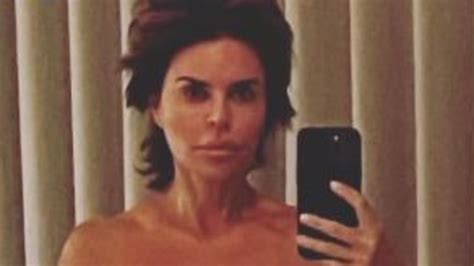 Lisa Rinna Starts New Year Off Fresh In Daring Naked Selfie The