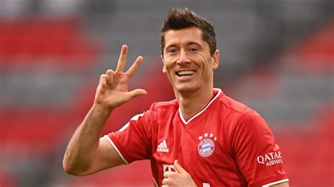 His current girlfriend or wife, his salary and his tattoos. FC Bayern: Robert Lewandowski überrascht sogar Trainer ...
