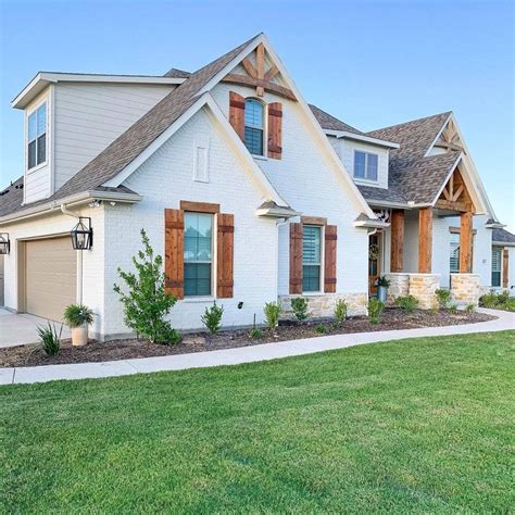 Some people prefer the old traditional farmhouse look, whereas for example, this california house's homeowners soften the look by whitewashing the red brick paver path in the front area. Pin by Nik Gentry on Farmhouse style in 2020 | White ...