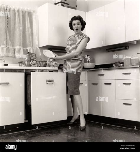1950er Jahren Frau Hausfrau Tragen Kittel Setzen Geschirr In