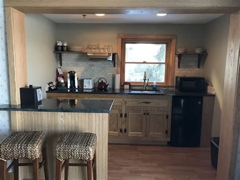 Guests will also enjoy pristine landscaping, as well as access to a plexiglass and. Lake Placid Condos & Kitchenette Rooms | Golden Arrow ...