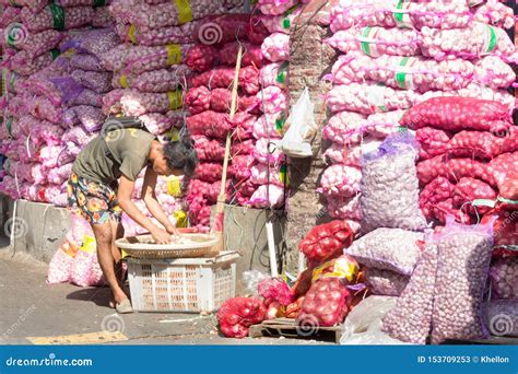 Wolesale Onion And Garlic Vendor In Pak Khlong Talat Market Bangkok