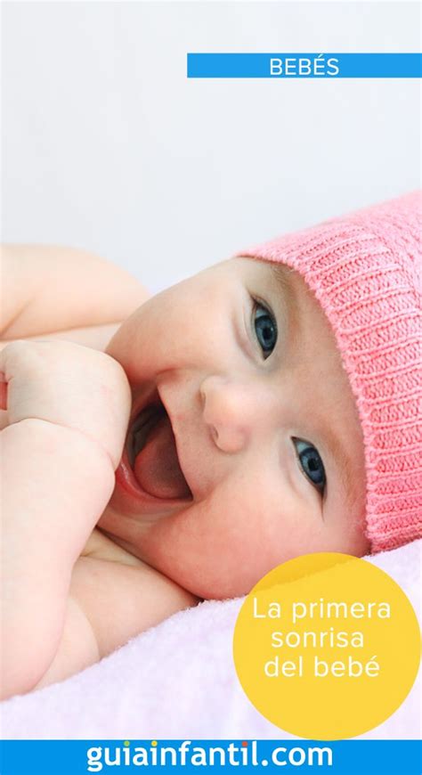 La Primera Sonrisa Del Bebé Bebe Baño Del Recien Nacido Recién Nacido