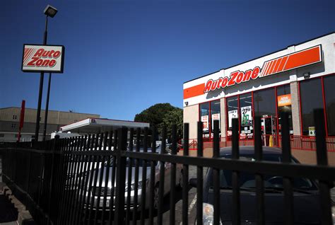 50 People Loot Auto Zone Store After Street Takeover | California Insider
