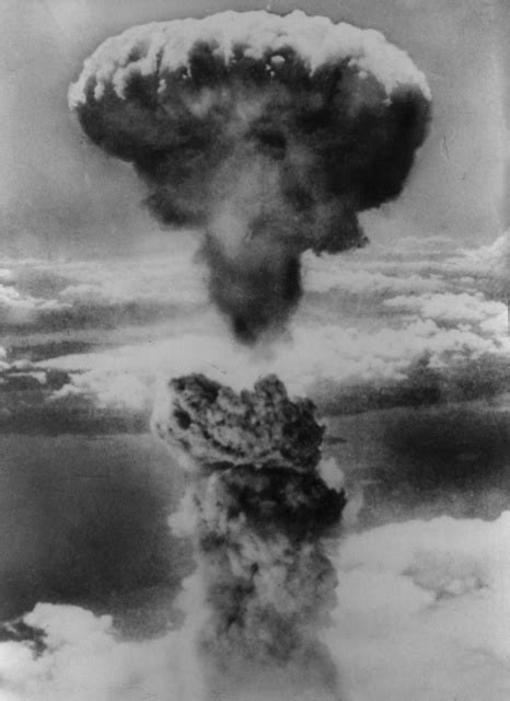 Aug 29, 2018 · 広島に原爆が落とされて間もない8月9日、今度は長崎に「ファットマン」と名付けられた原爆が落とされることになる。 長崎は山が多かった関係で、地形に遮られ難を逃れた地域も多くあったんだけど、 爆弾自体の威力は広島のものよりずっと高いものだっ. 原爆のこと知っていますか 深く学ぶためのQ＆A：朝日新聞デジタル