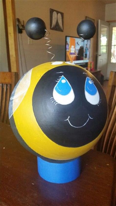 Bowling Ball Bumble Bee I Made For My Mom Bowling Ball Yard Art Bowling Ball Garden